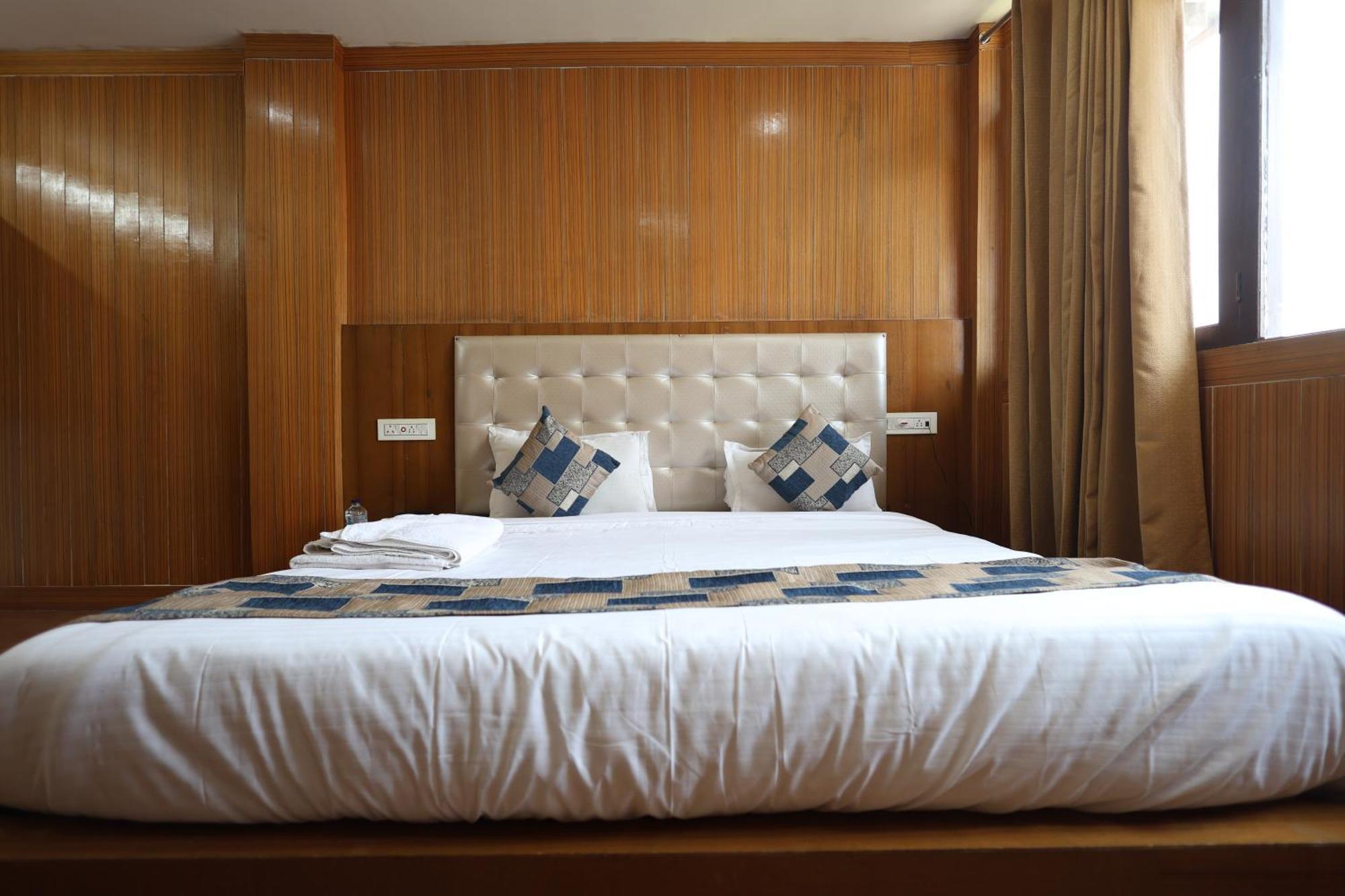 Sleeping Beauty Hotel Moutain View Property Joshīmath Exterior foto